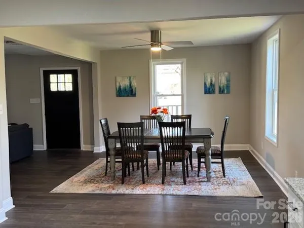 $500,000 | 806 4th St Drive Northwest, Hickory, NC 28601