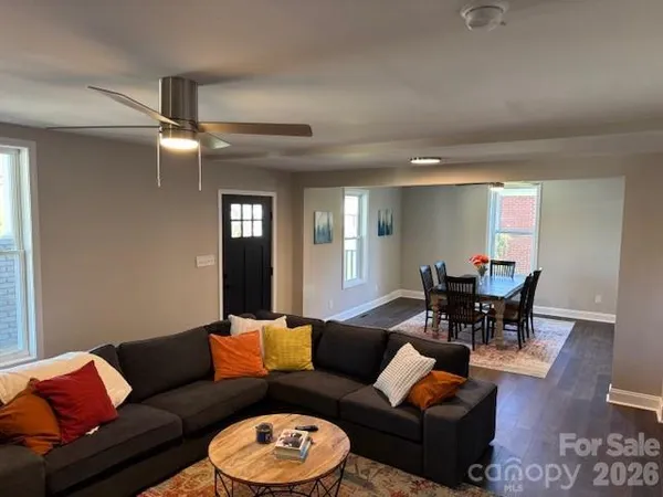 $500,000 | 806 4th St Drive Northwest, Hickory, NC 28601