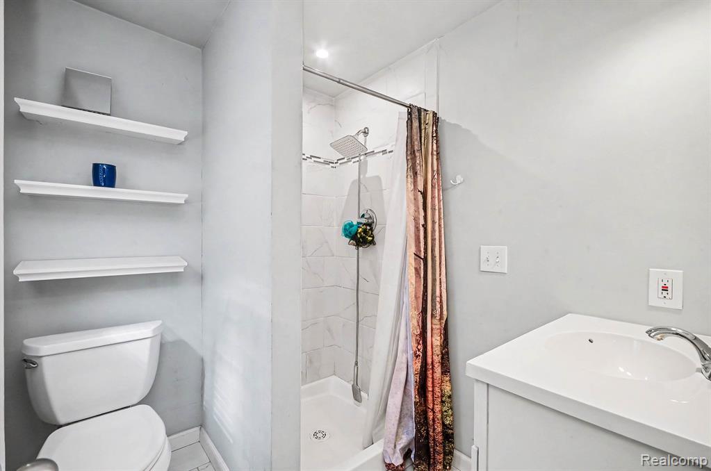 2126 Roslyn Road Grosse Pointe, MI 48236 - Photo 12 of 25