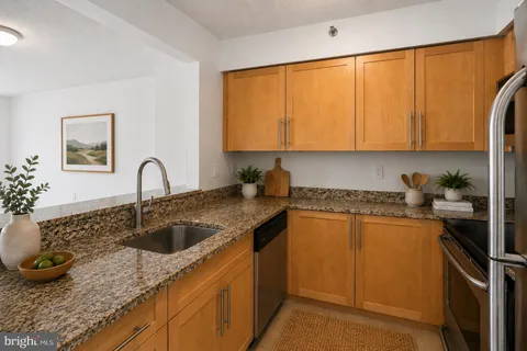 $274,900 | 10101 Grosvenor Place, Unit 2008, Rockville, MD 20852