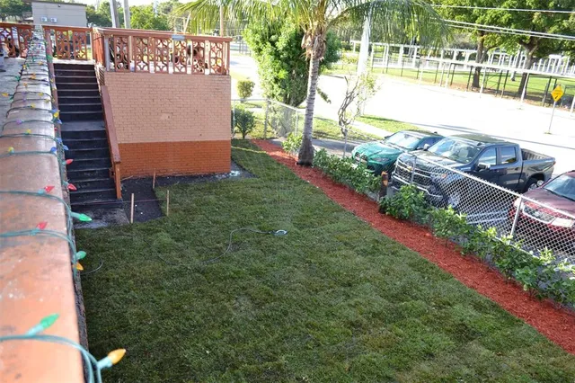 a view of a backyard