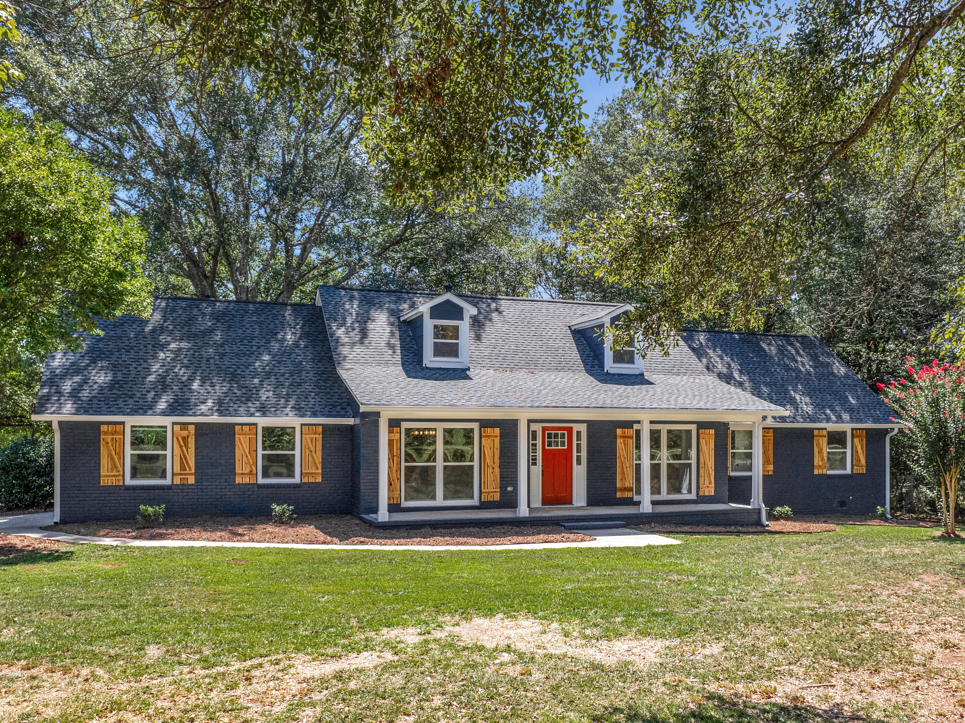 a view of a yard in front of a house