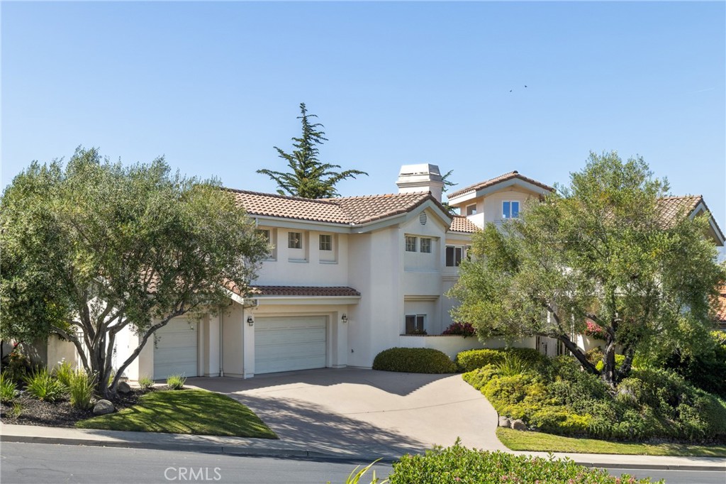 993 Las Palmas Way San Luis Obispo, CA 93401 - Photo 4 of 63 a front view of a house with a garden