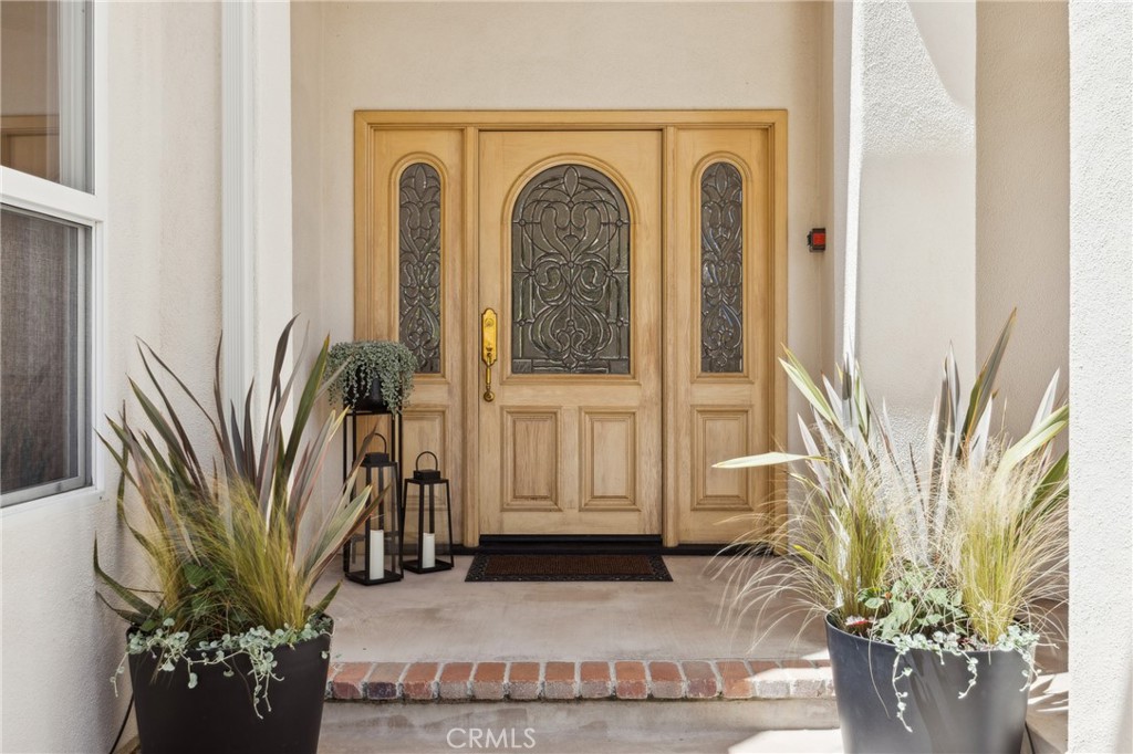 993 Las Palmas Way San Luis Obispo, CA 93401 - Photo 8 of 63 a front view of a house with garden