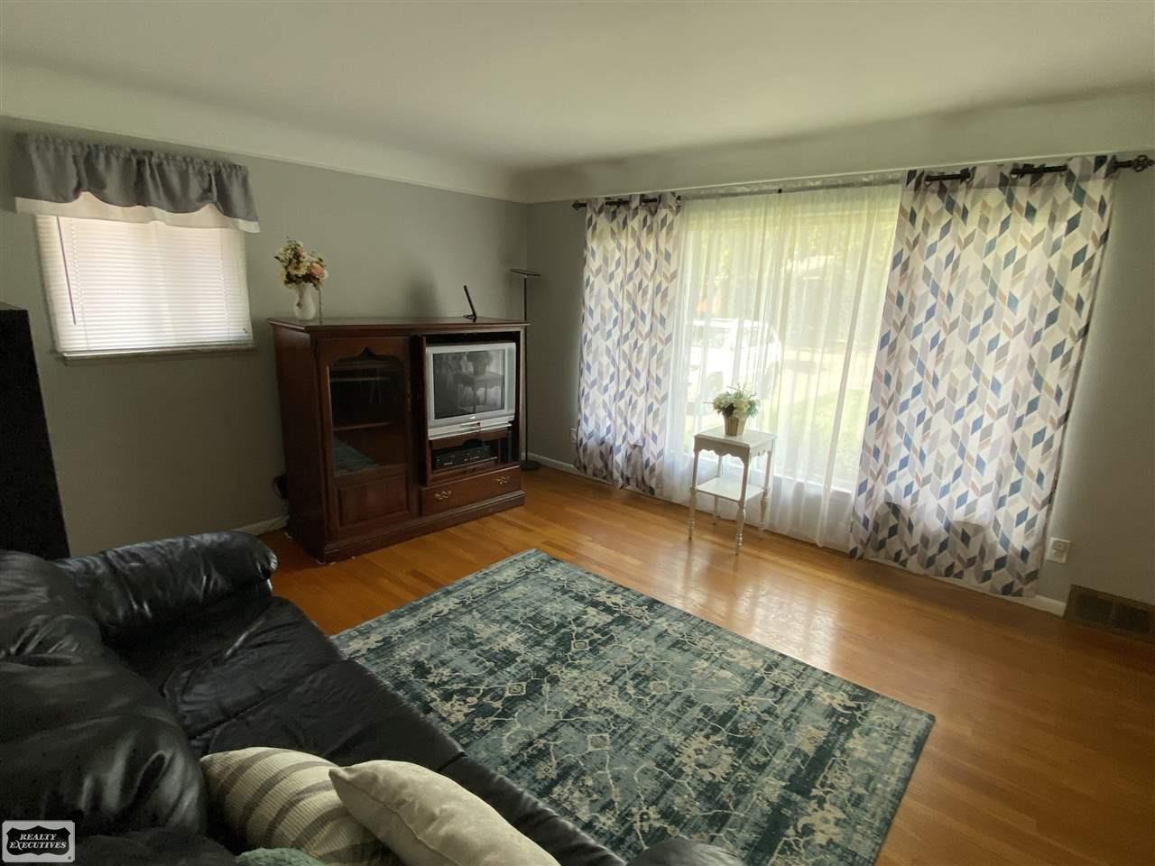 27519 Jean Road Warren, MI 48093 - Photo 8 of 18 50078060-7.JPG