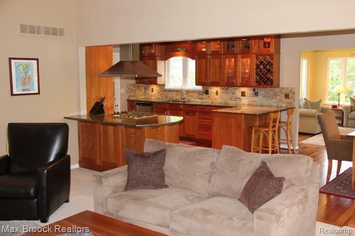 9105 Commerce Road Commerce Township, MI 48382 - Photo 12 of 60 IMG_2970.JPG