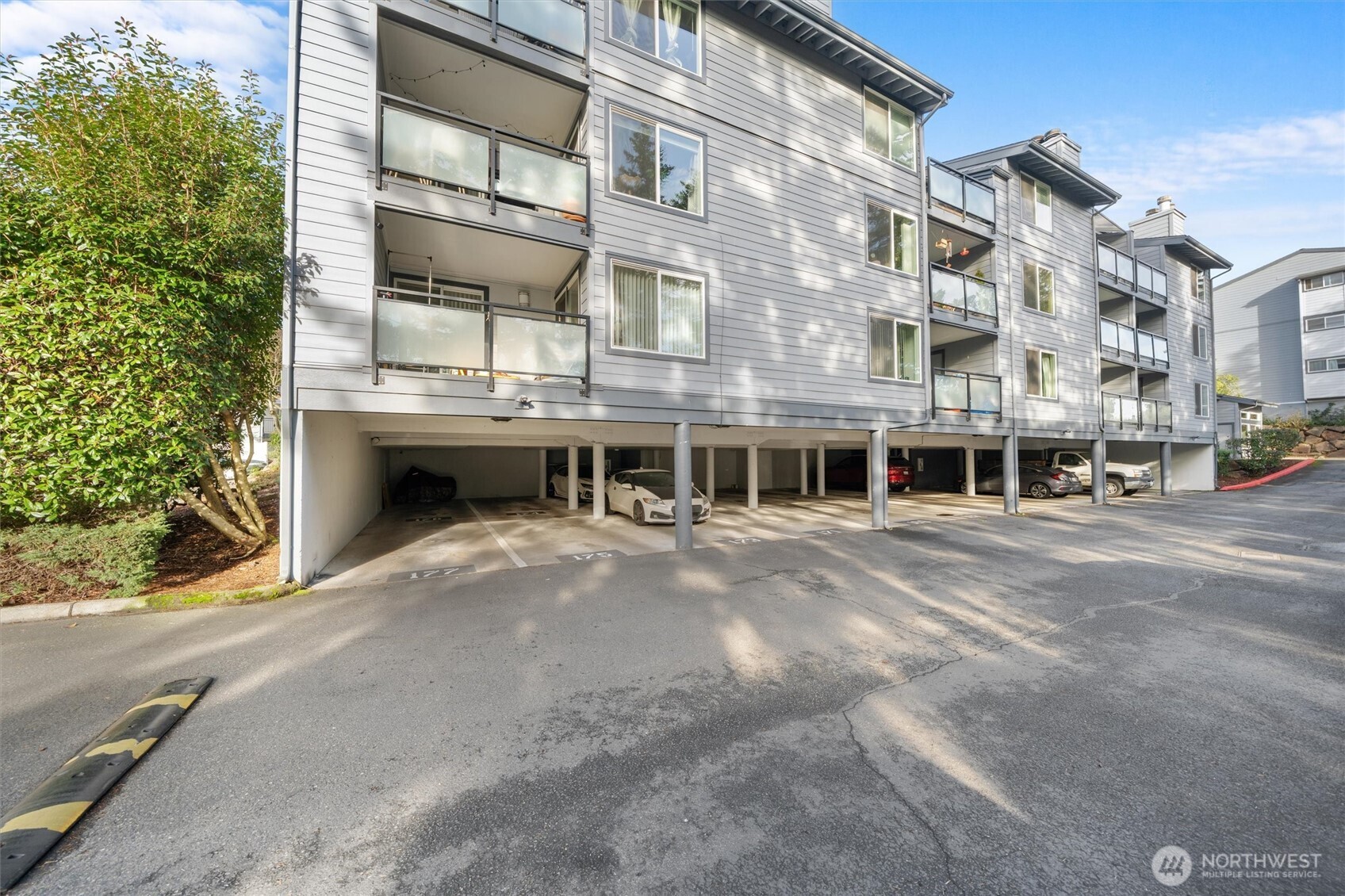 2515 Northeast 4th Street, Unit 522 Renton, WA 98056 - Photo 23 of 33 a view of building with lot of car parked