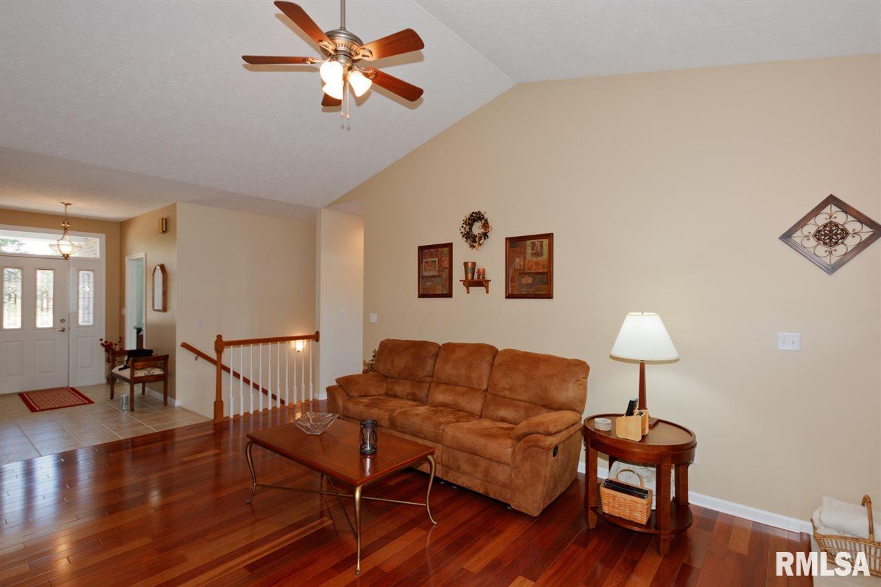 1950 Chestnut Lane Washington, IL 61571 - Photo 9 of 36 Gallery Image 9