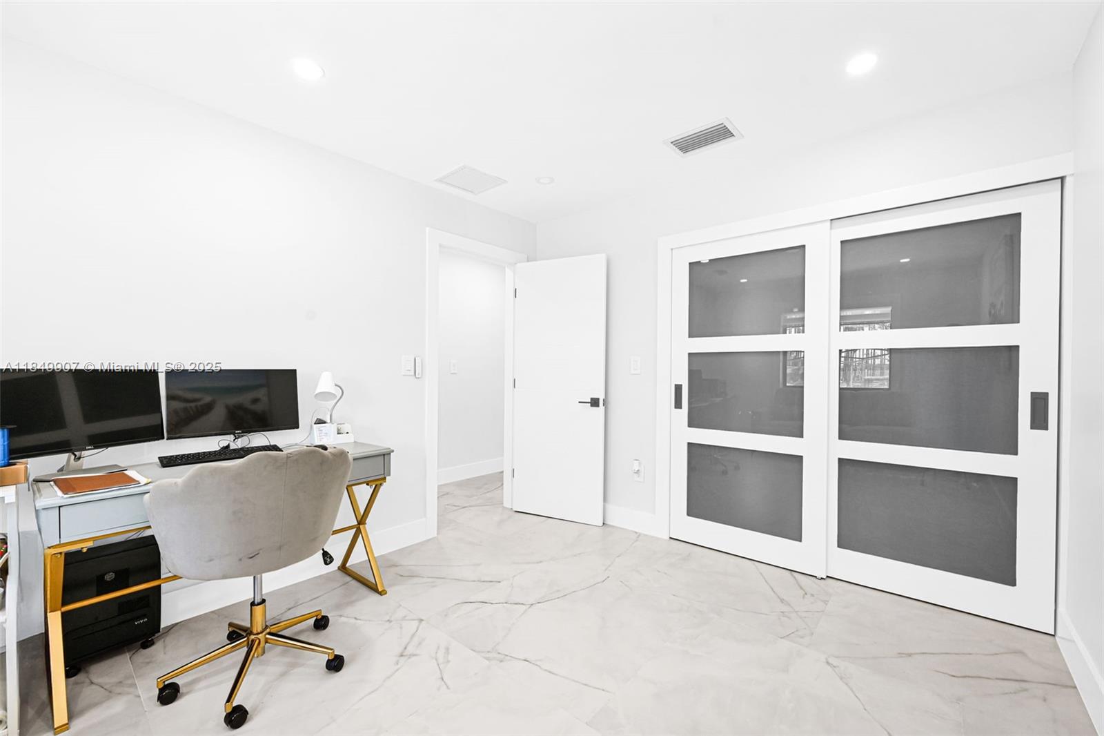 19777 Southwest 334th Street Homestead, FL 33034 - Photo 28 of 55 a workspace with furniture