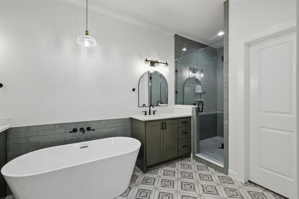 2446 Neely Trail Valley View, TX 76272 - Photo 18 of 29 a bathroom with a bathtub and a sink