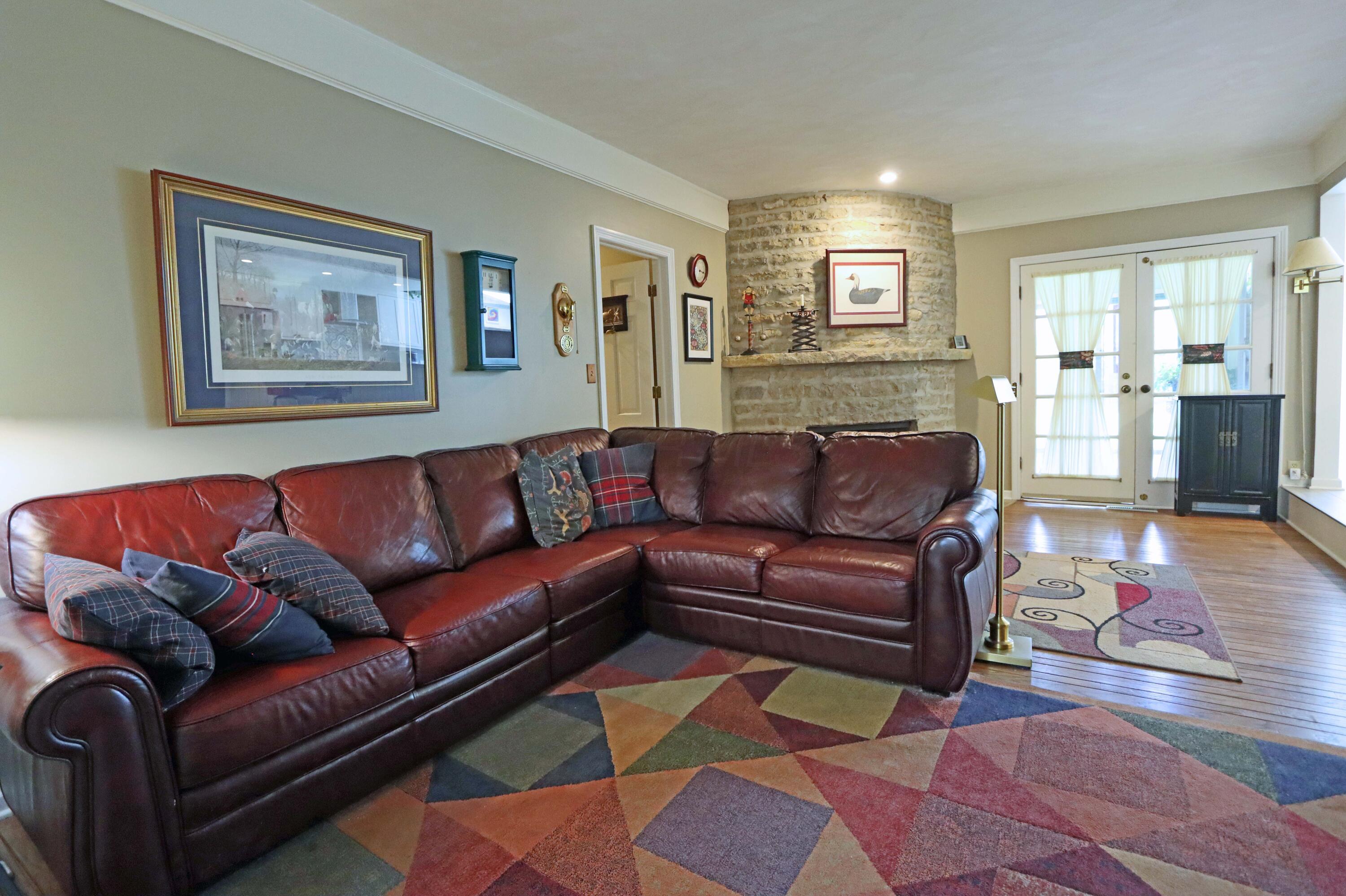 3969 Newhall Road Upper Arlington, OH 43220 - Photo 29 of 82 comfortable family room perfect for families and friends get-togethers