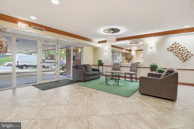 $1,800 | 5250 Valley Forge Drive, Unit 306, Alexandria, VA 22304