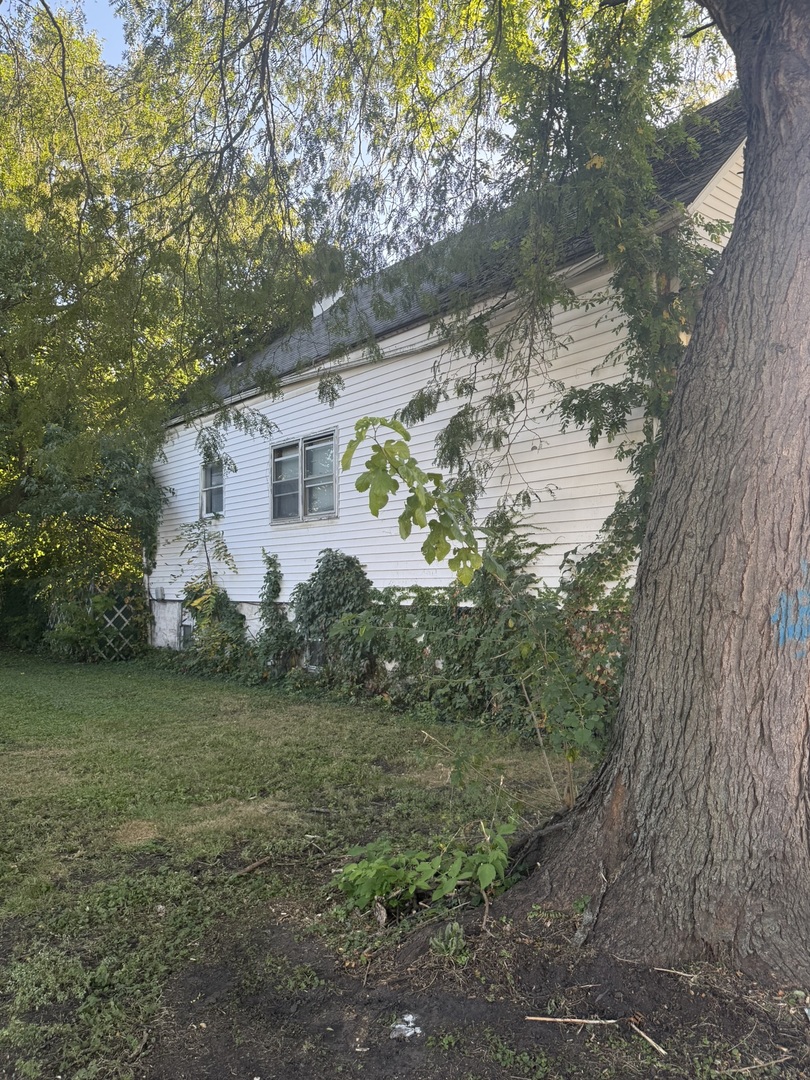445 155th Place Calumet City, IL 60409 - Photo 2 of 14 a backyard of a house with lots of green space