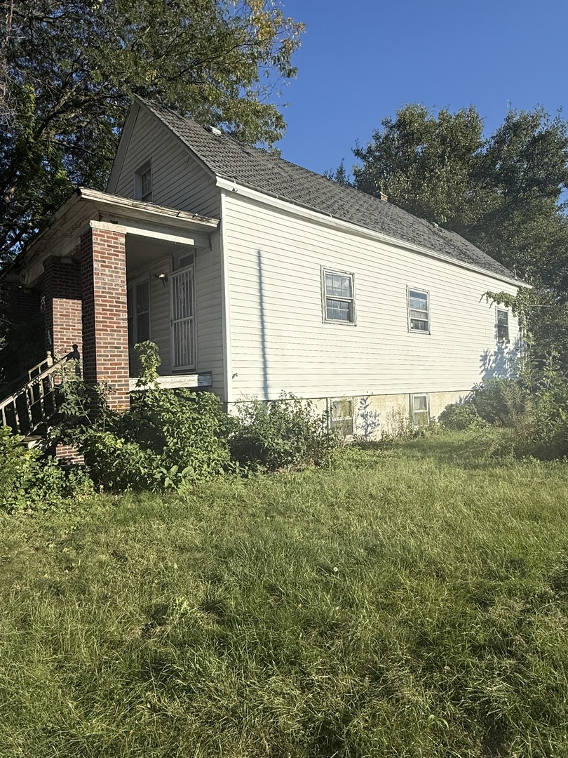 445 155th Place Calumet City, IL 60409 - Photo 4 of 14 a view of a house with a yard