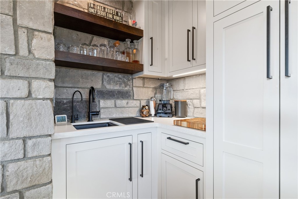 8214 Bass Point Road Bradley, CA 93426 - Photo 23 of 68 Wet bar