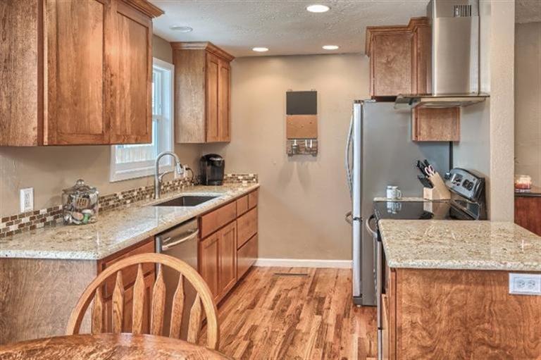 305 South Rose Street Phoenix, OR 97535 - Photo 6 of 35 Gourmet kitchen offers stainless steel a