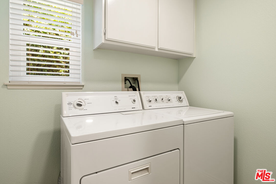 27050 Riversbridge Way Valencia, CA 91354 - Photo 10 of 37 a utility room with dryer and washer