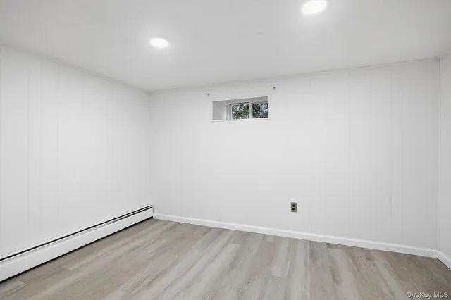 a view of livingroom with furniture