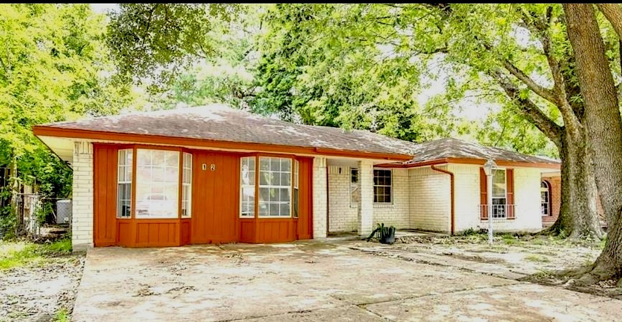 a view of a house with a tub and large tree