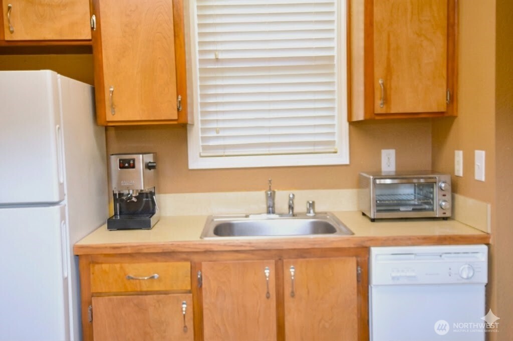 2629 Rucker Avenue, Unit 3 Everett, WA 98201 - Photo 3 of 15