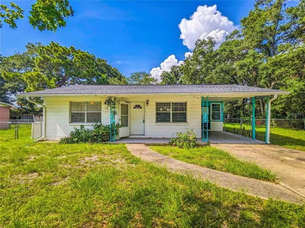 a view of a house with backyard