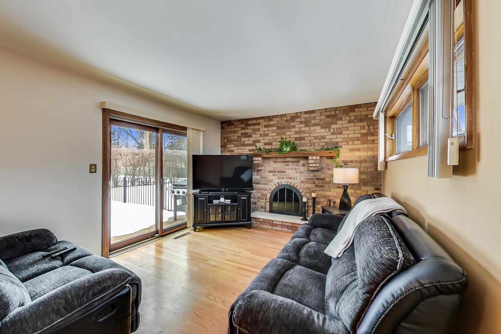 715 Lamon Avenue Wilmette, IL 60091 - Photo 17 of 54 a living room with furniture and a flat screen tv