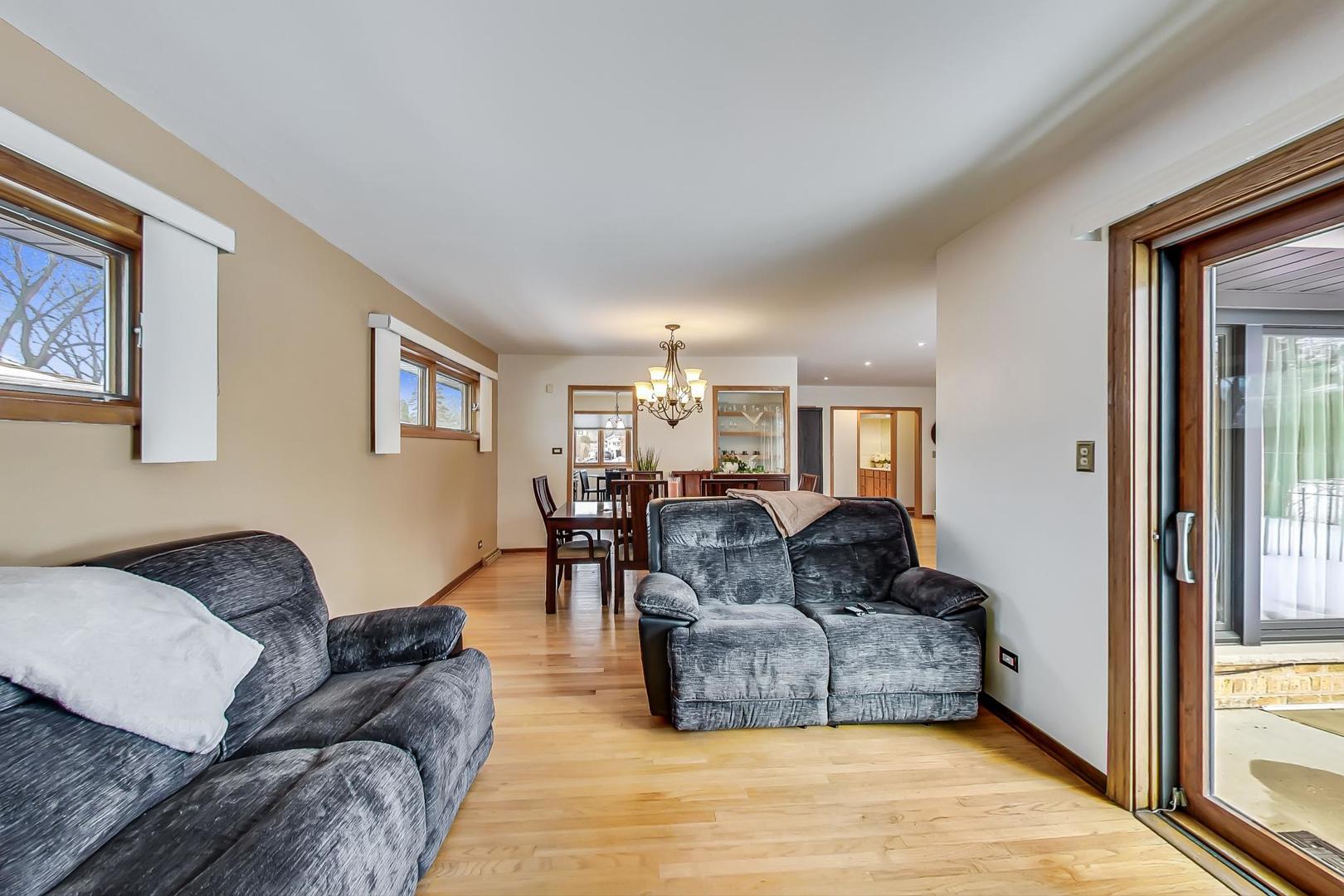 715 Lamon Avenue Wilmette, IL 60091 - Photo 19 of 54 a living room with furniture and a window
