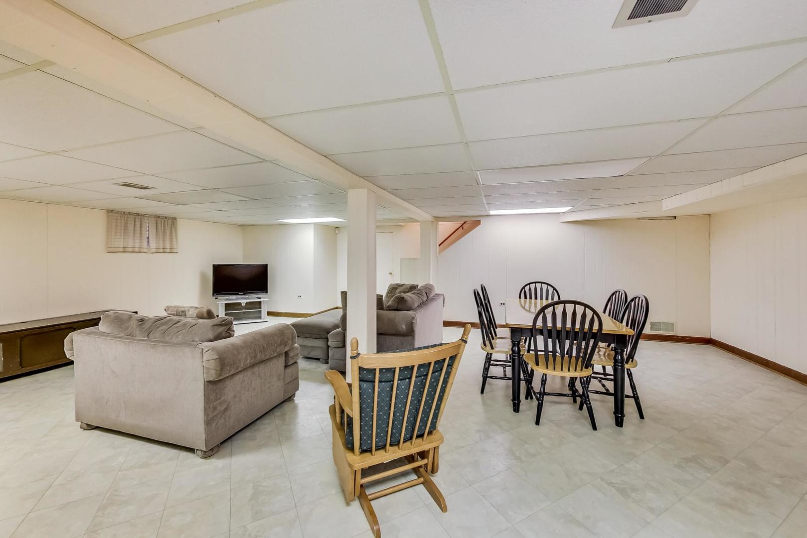 715 Lamon Avenue Wilmette, IL 60091 - Photo 35 of 54 a living room with furniture and a flat screen tv