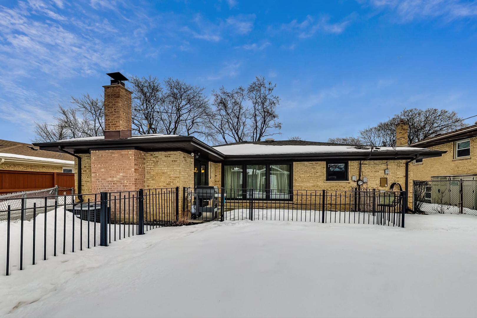 715 Lamon Avenue Wilmette, IL 60091 - Photo 43 of 54 a view of a building with a street