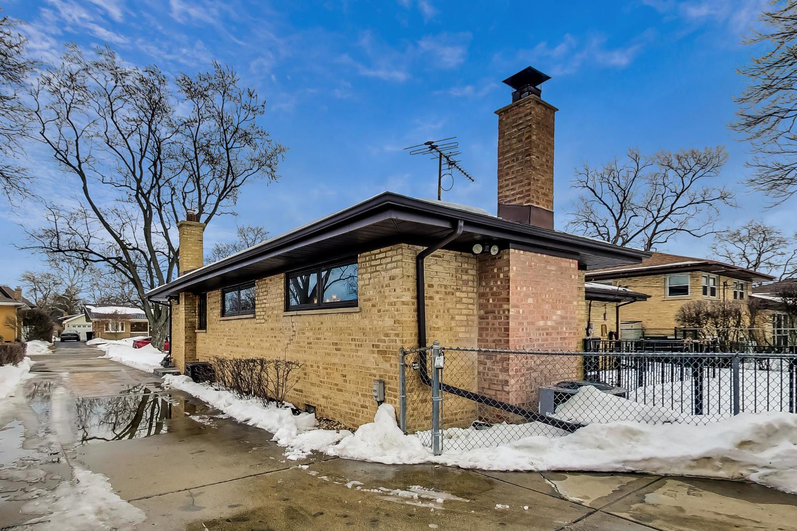 715 Lamon Avenue Wilmette, IL 60091 - Photo 45 of 54 a front view of a house with yard