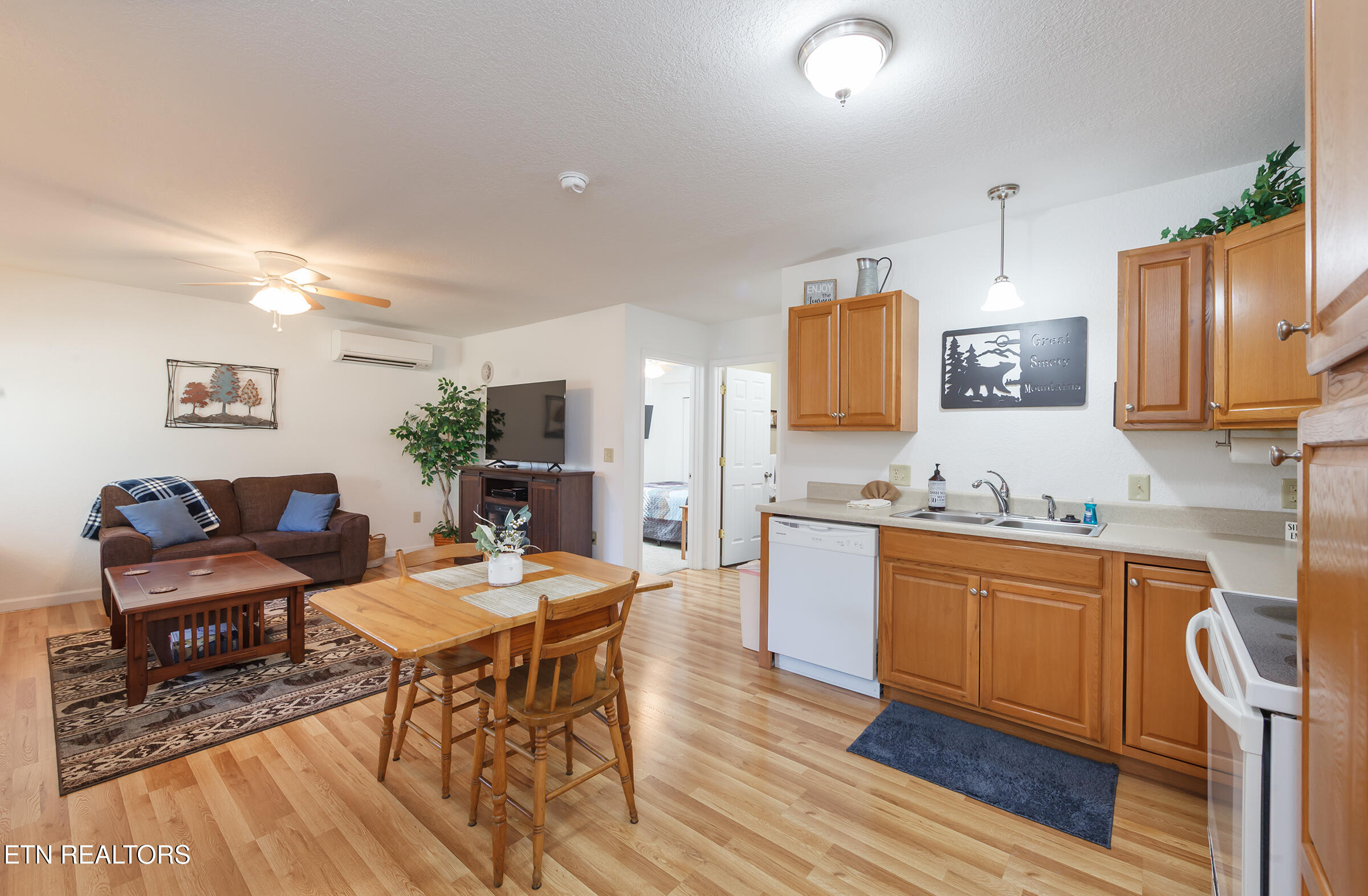 1505 Indian Warpath Road Sevierville, TN 37876 - Photo 26 of 60 26 apartment kitchen