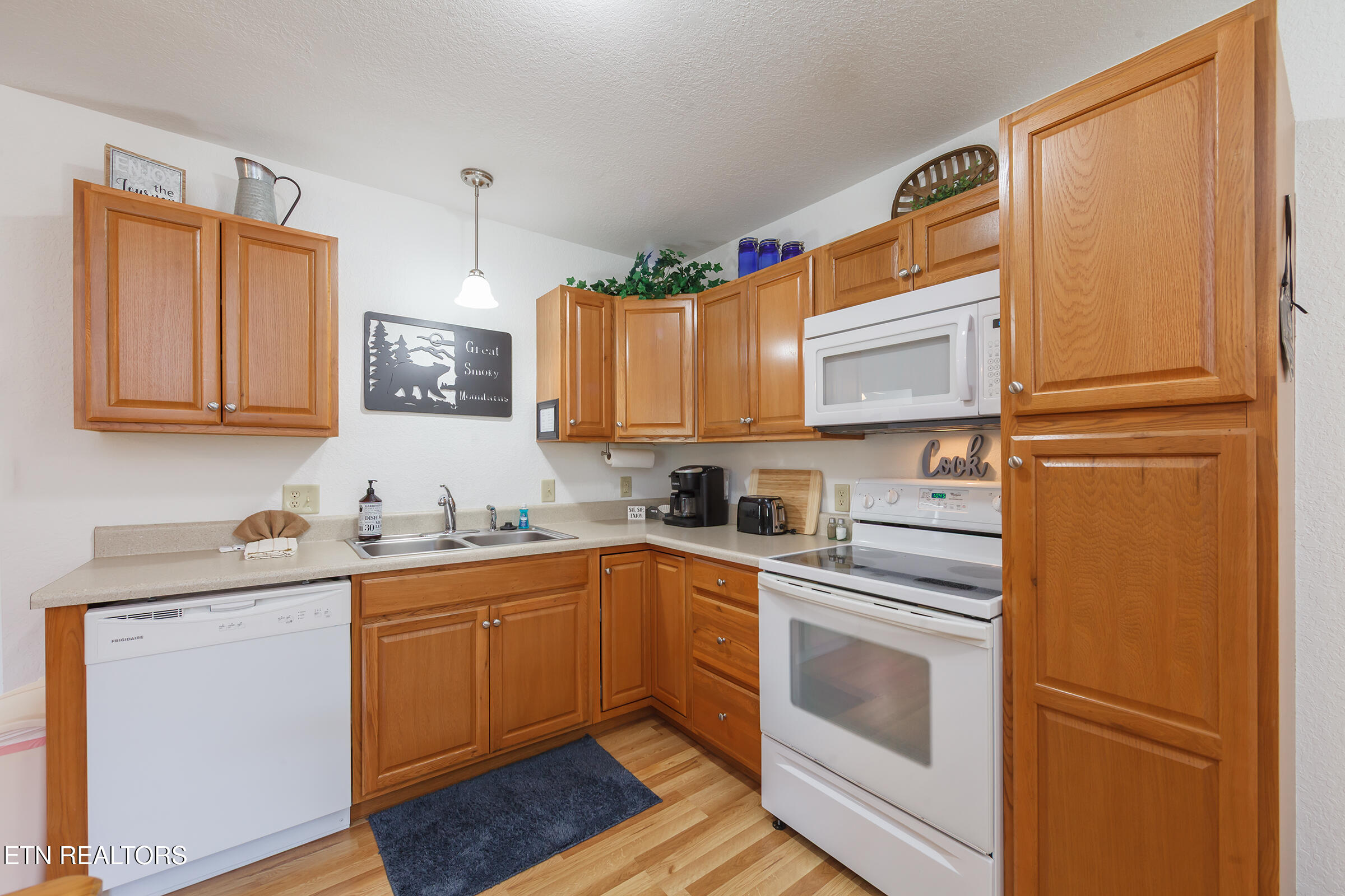 1505 Indian Warpath Road Sevierville, TN 37876 - Photo 27 of 60 27 apartment kitchen 2