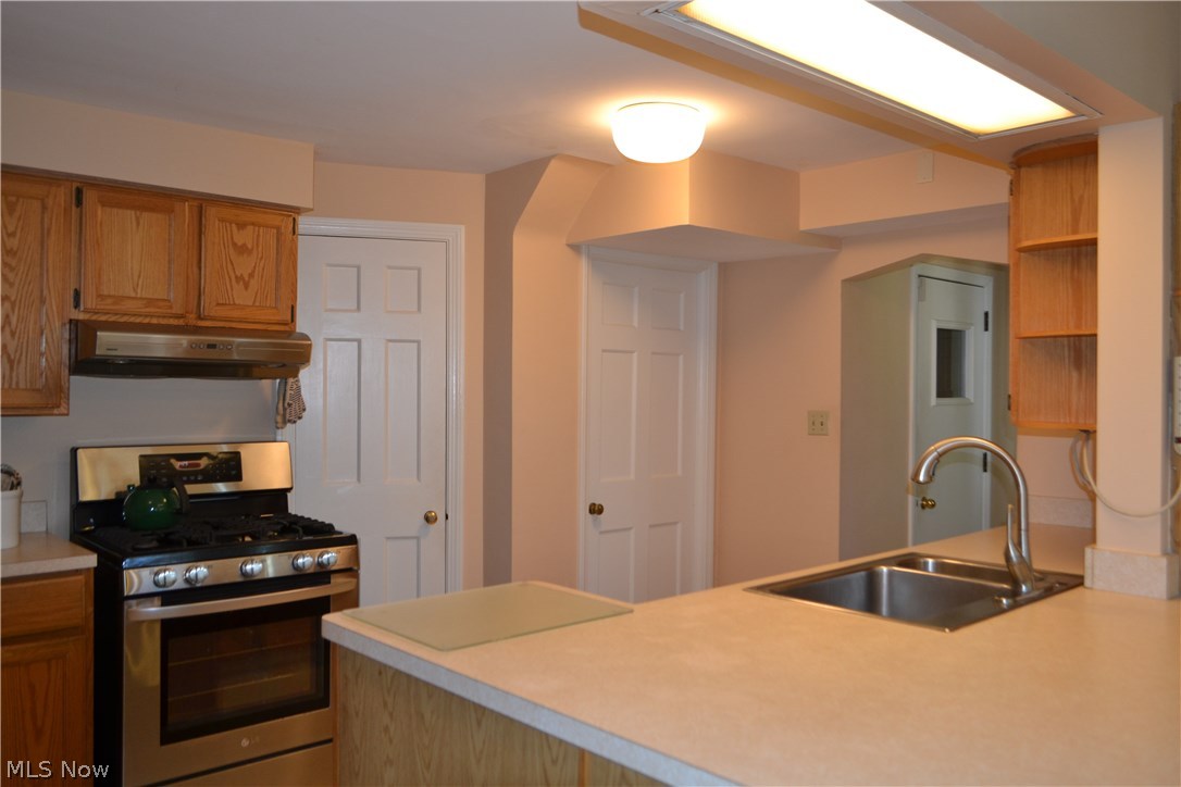 830 Quilliams Road Cleveland Heights, OH 44121 - Photo 16 of 35 Walk-in pantry, mud room and 1/2 bath.