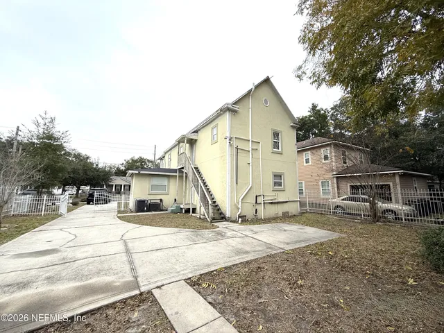 a view of a house with backyard