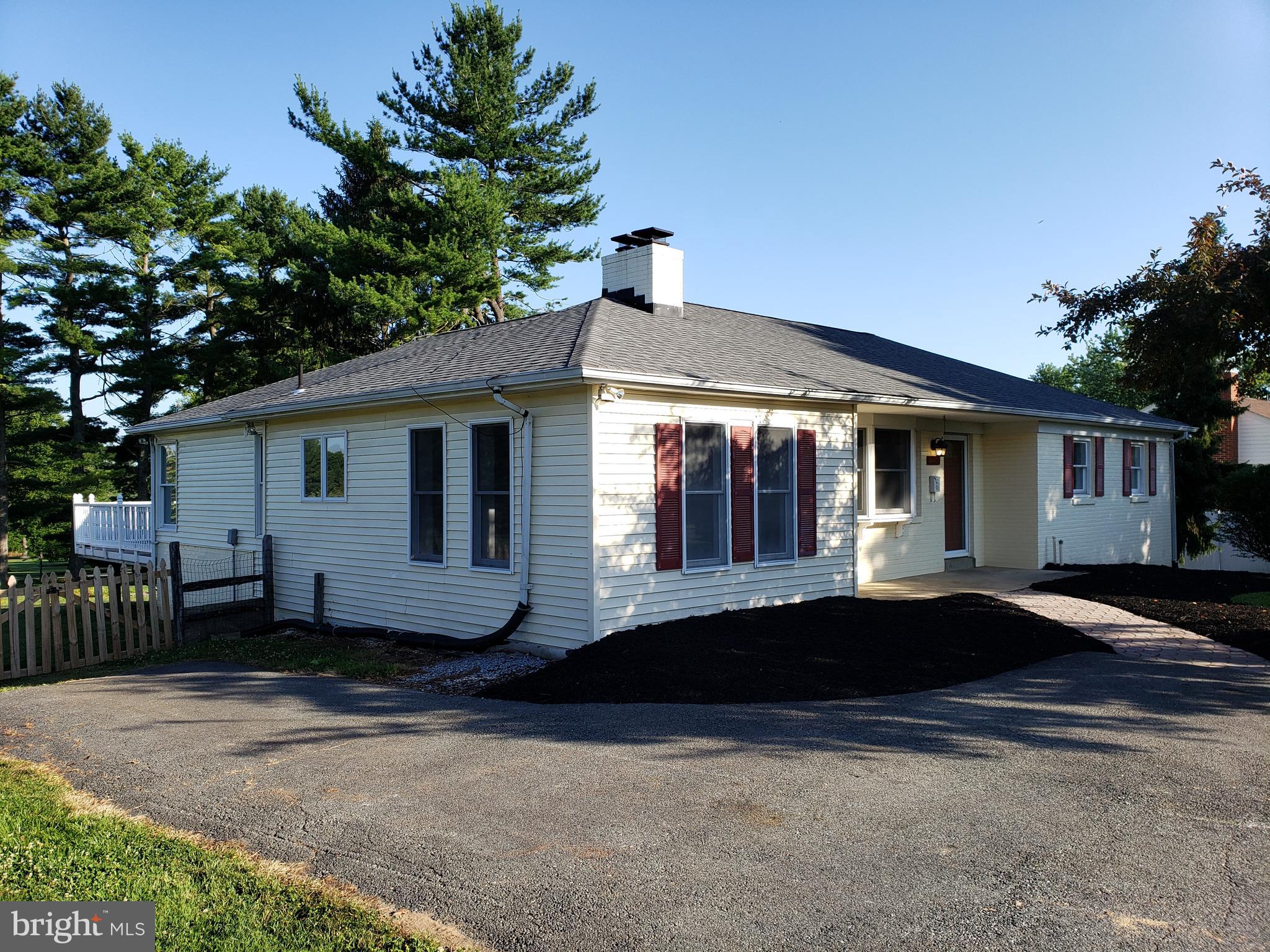22812 Wildcat Road Gaithersburg, MD 20882 - Photo 2 of 40 Side & Front