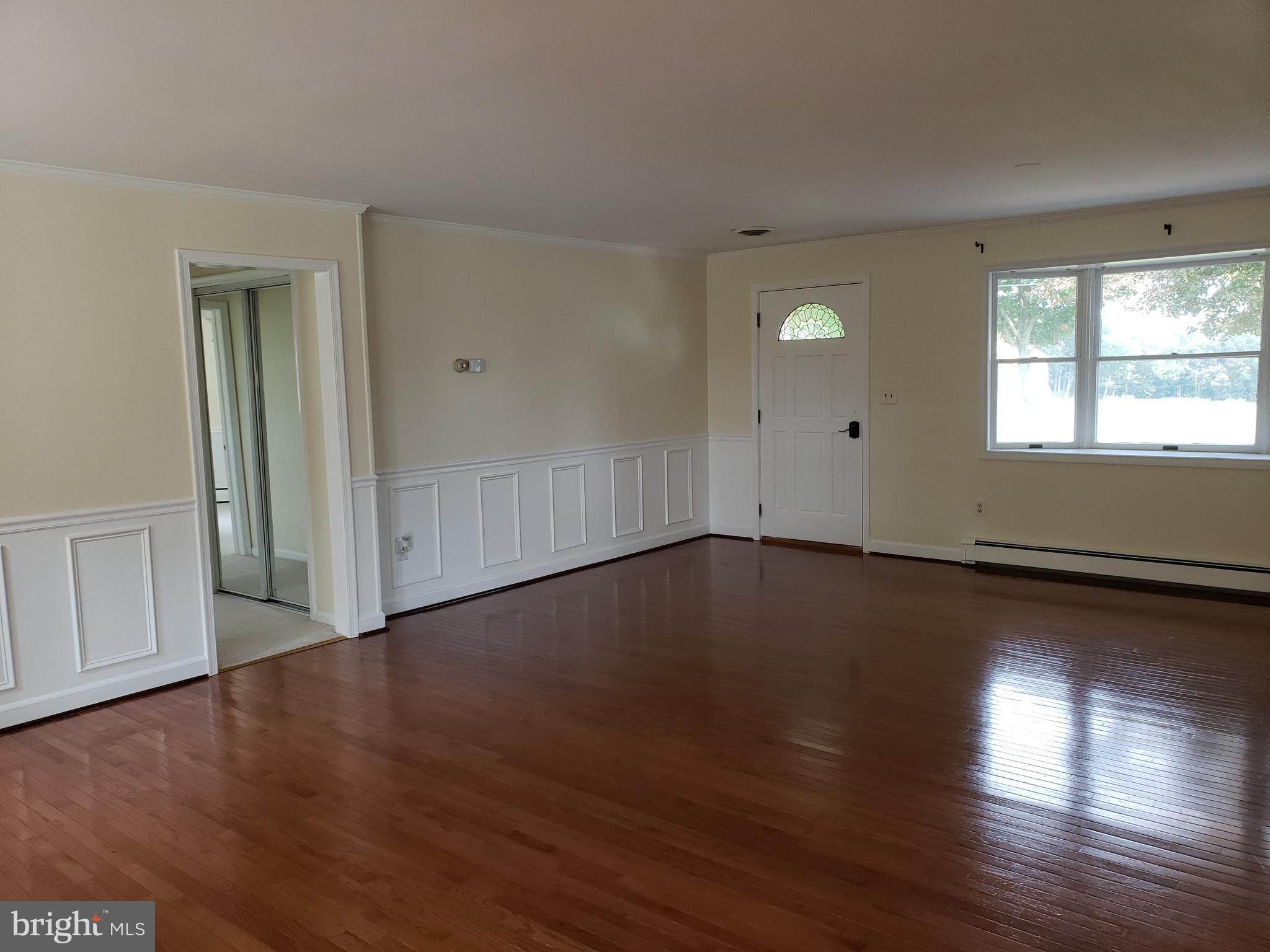 22812 Wildcat Road Gaithersburg, MD 20882 - Photo 5 of 40 Living Room Entry
