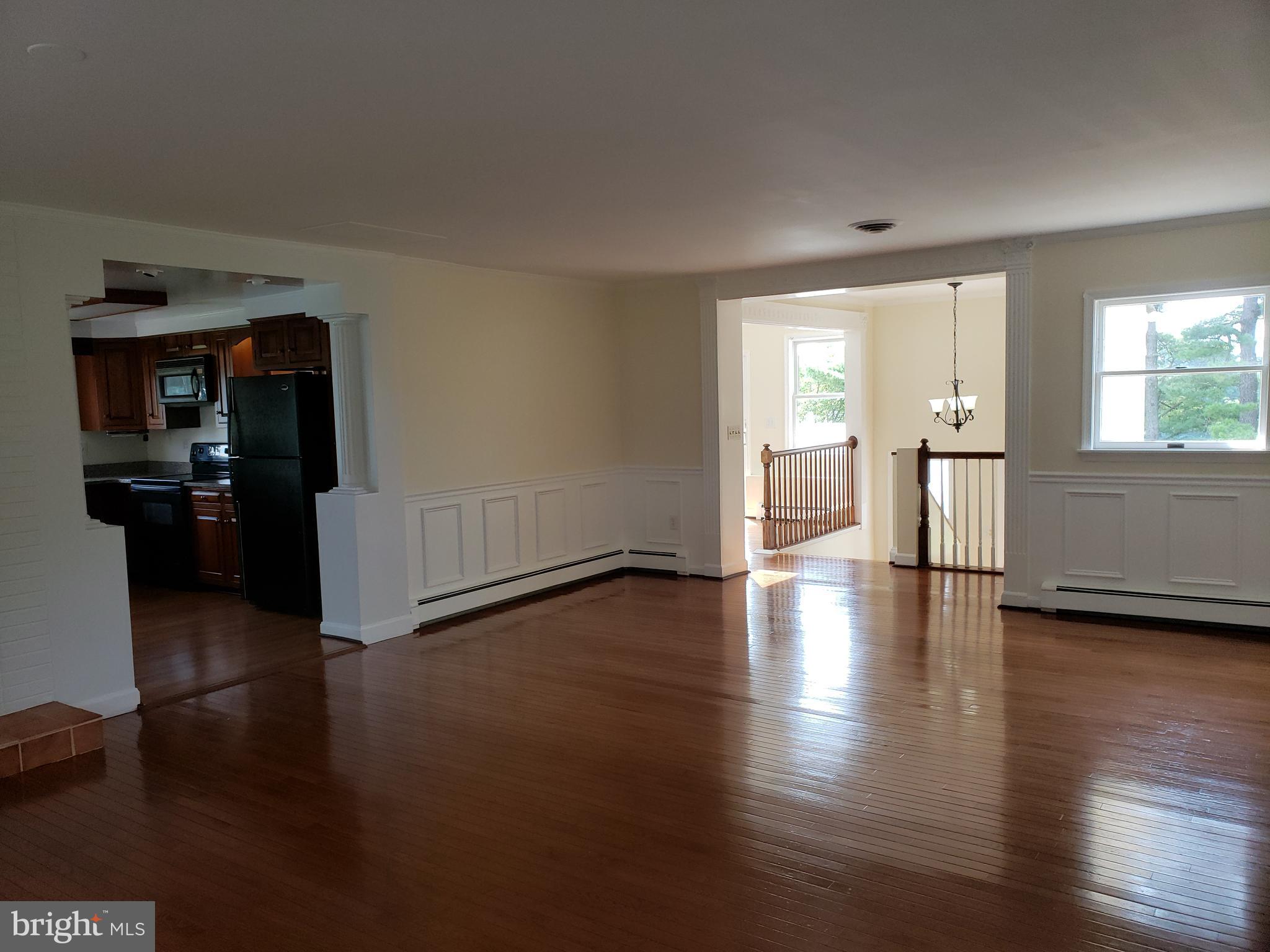 22812 Wildcat Road Gaithersburg, MD 20882 - Photo 7 of 40 Living Room