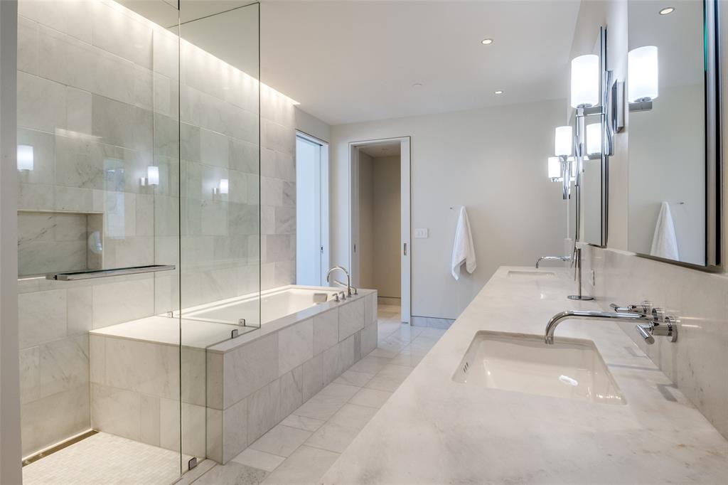 1747 Leonard Street, Unit 802 Dallas, TX 75201 - Photo 12 of 26 a bathroom with a tub and a sink