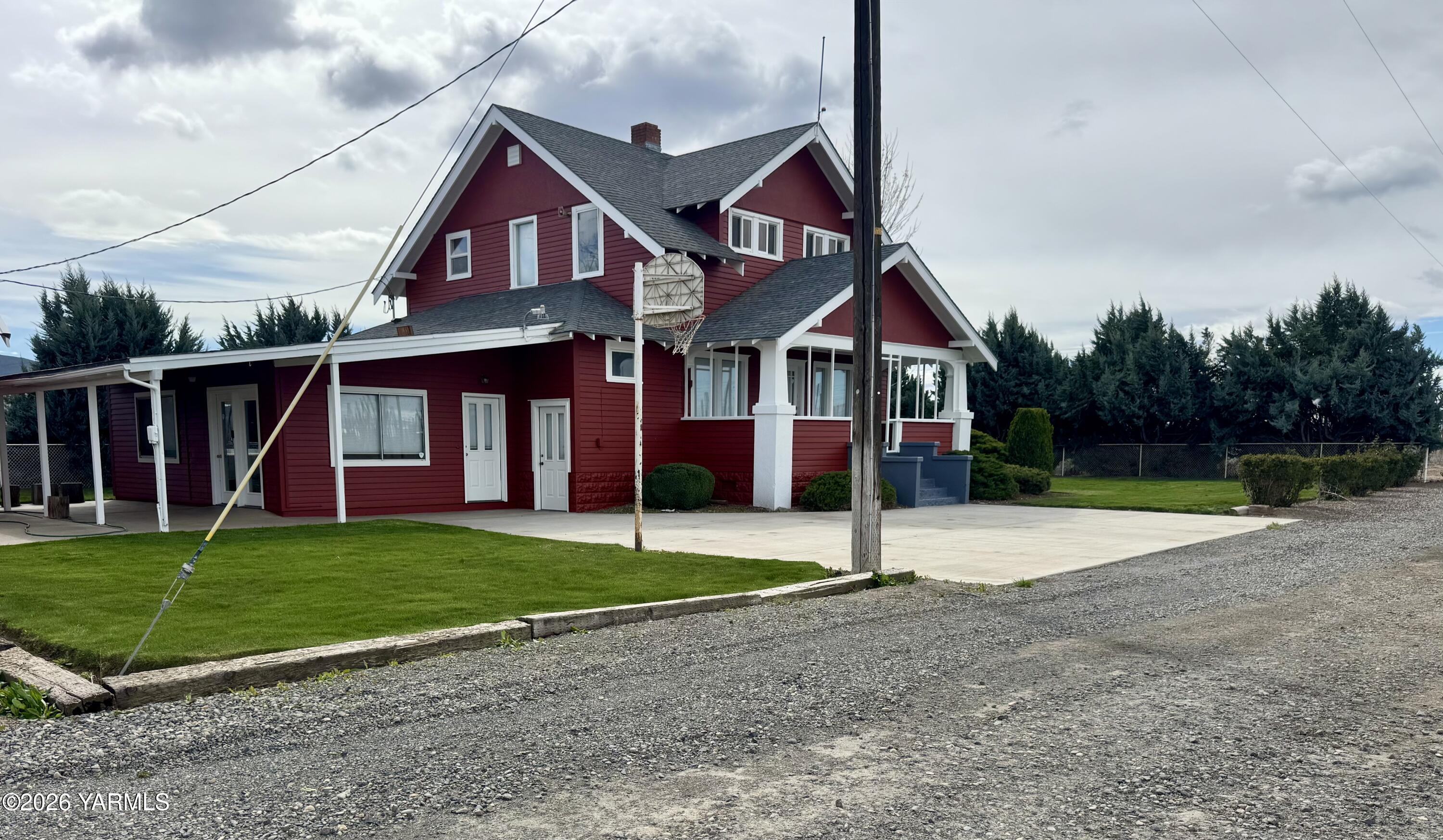 7801 Campbell Road, Unit 1 Toppenish, WA 98948 - Photo 35 of 46 a front view of a house with a yard