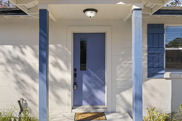 a view of livingroom with furniture