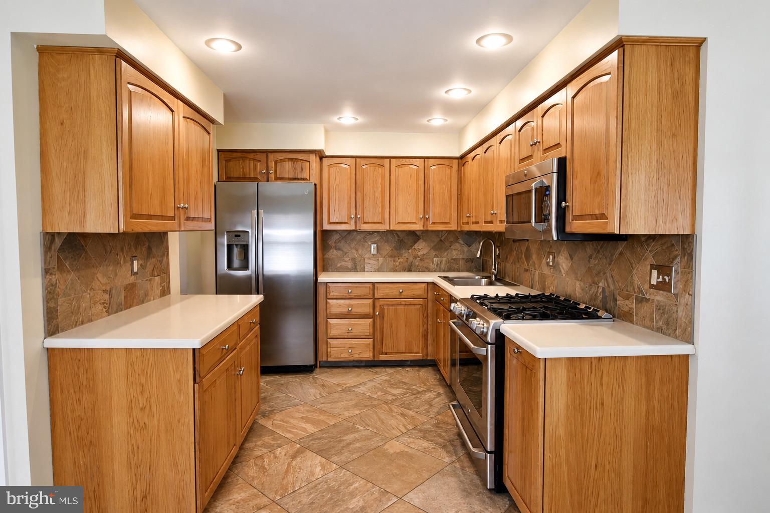 44 Brookline Clementon, NJ 08021 - Photo 14 of 35 Spacious Eat-in Kitchen