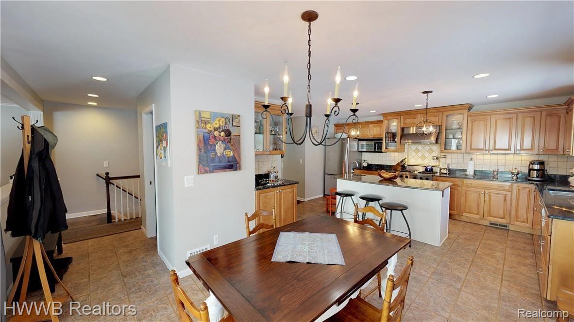 390 East Maryknoll Road Rochester, MI 48309 - Photo 7 of 38 Welcome-To-390-E-Maryknoll-Road-In-Rochester-Hills-08-Breakfast-Nook.jpg