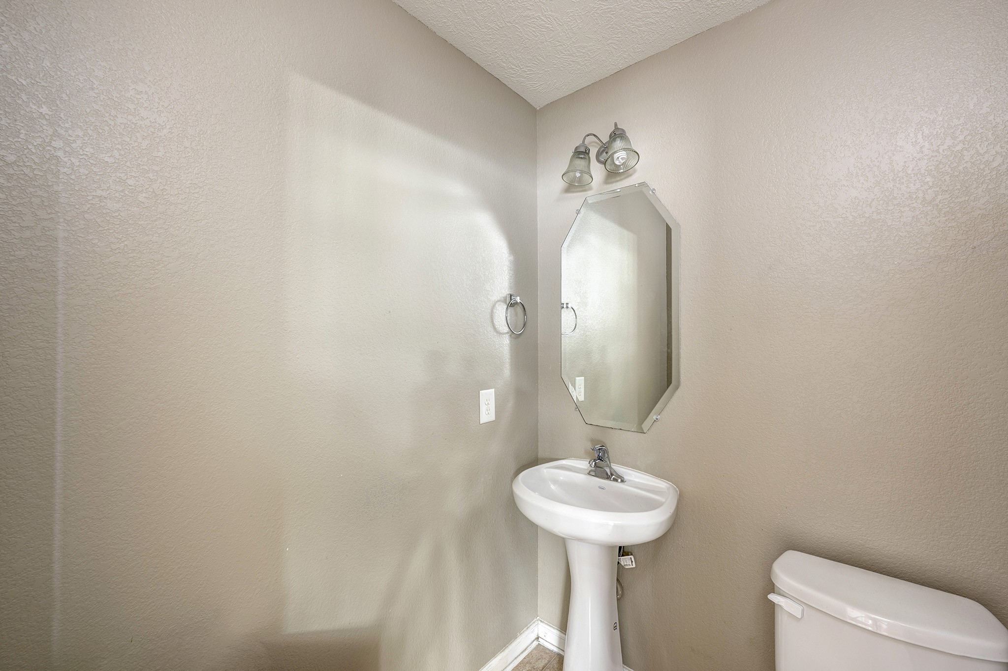 18953 Bobcat Path Houston, TX 77073 - Photo 20 of 21 1st floor powder room