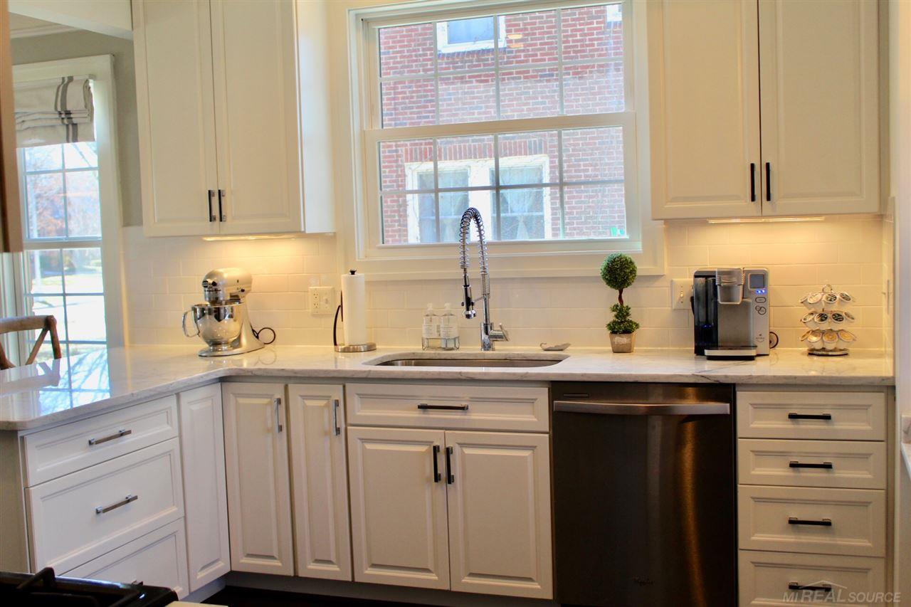 988 Roslyn Road Grosse Pointe, MI 48236 - Photo 15 of 33 31343406-14.JPG