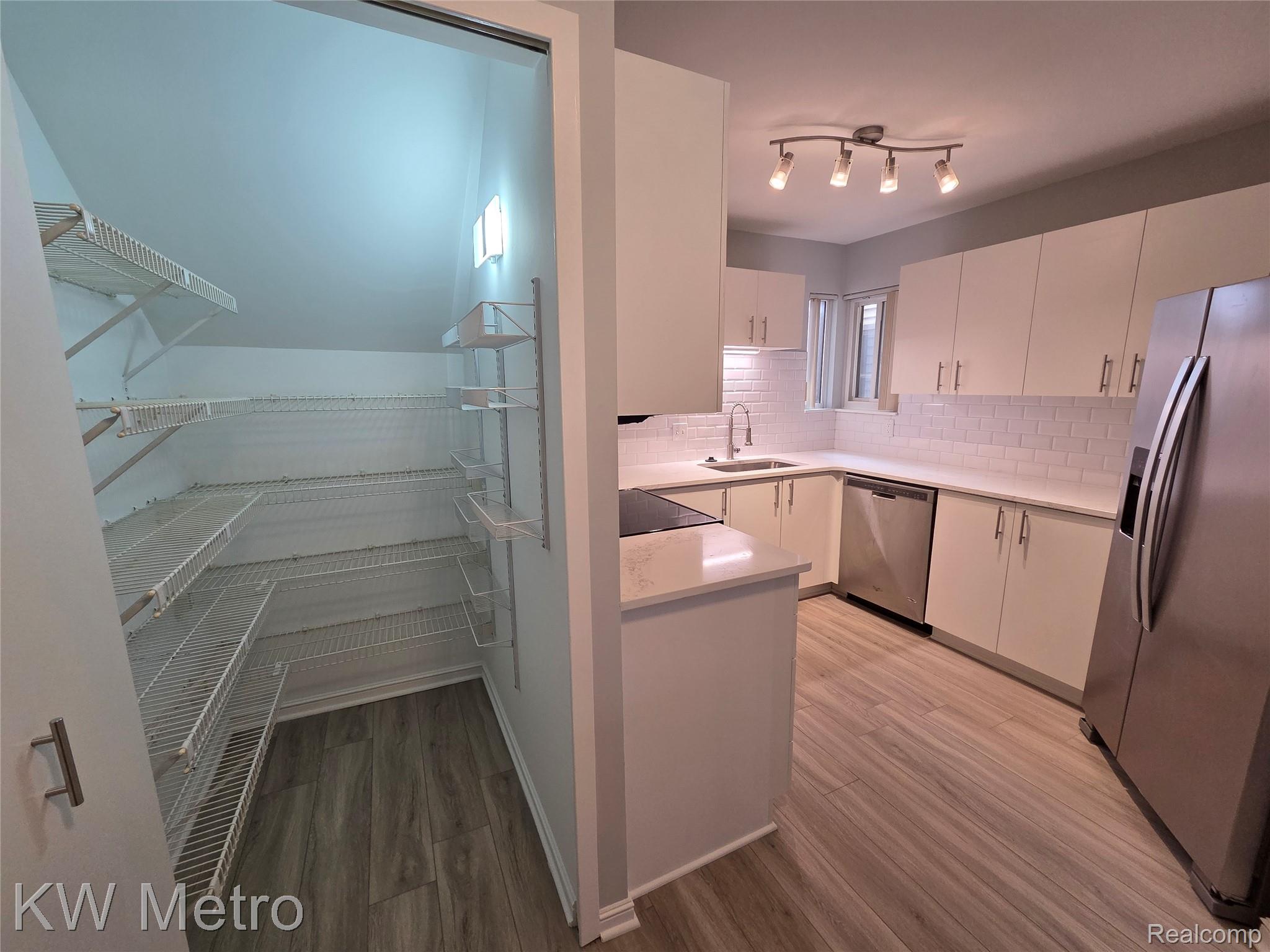 6680 Ridgefield Circle, Unit 104 West Bloomfield, MI 48322 - Photo 7 of 20 KITCHEN VIEW WITH WALK-IN PANTRY