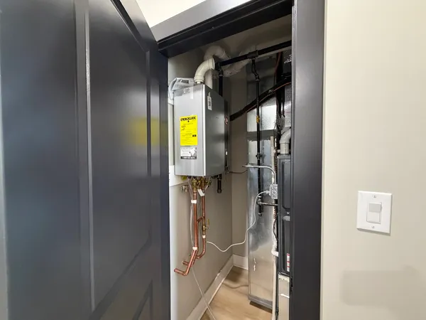 $3,000 | 5252 West Berteau Avenue, Unit 2, Chicago, IL 60641