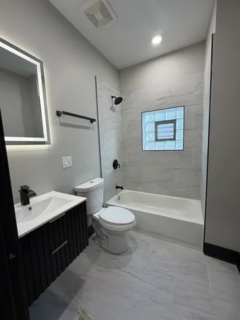 $3,000 | 5252 West Berteau Avenue, Unit 2, Chicago, IL 60641