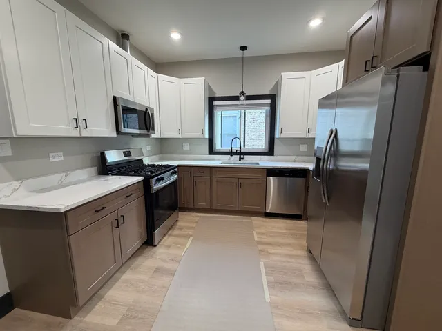 $3,200 | 5252 West Berteau Avenue, Unit 2, Chicago, IL 60641