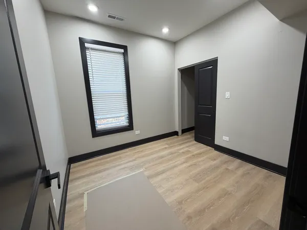 $3,000 | 5252 West Berteau Avenue, Unit 2, Chicago, IL 60641