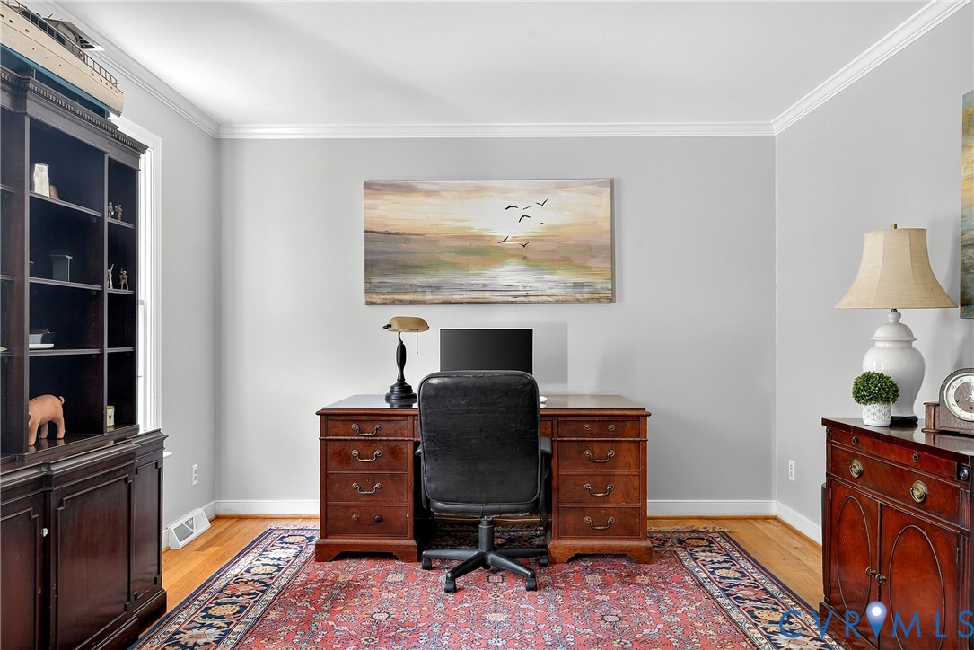 12831 Ashtree Road Midlothian, VA 23114 - Photo 22 of 45 a workspace with furniture and lamp